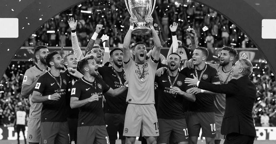 Khi camera V-League bắt trúng pha tai nạn ngoài sân: Giải mã khoảnh khắc truyền hình không ai định trước