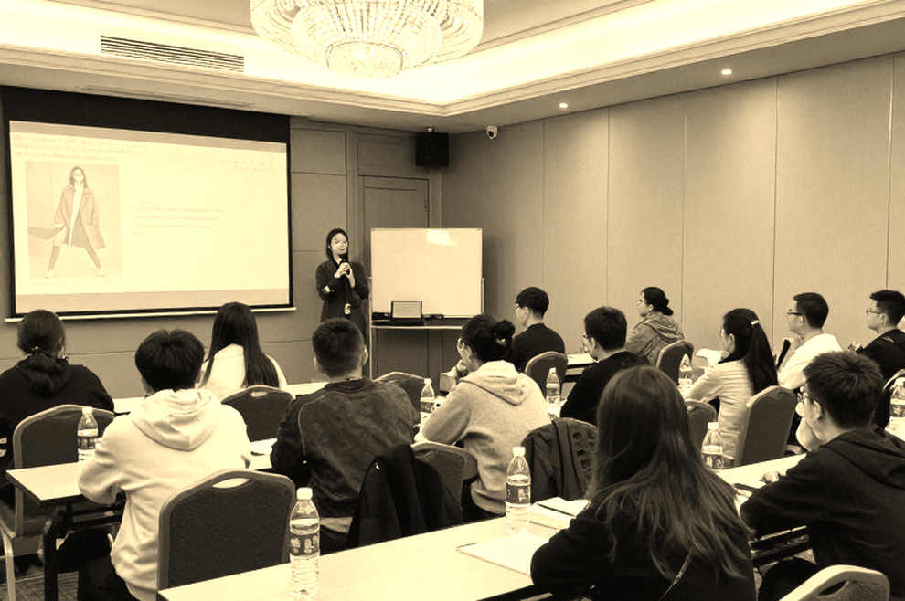 Khoảng trống dữ liệu giữa kỳ chuyển nhượng: khi một bản phân tích chín trang không có nổi một chỉ số