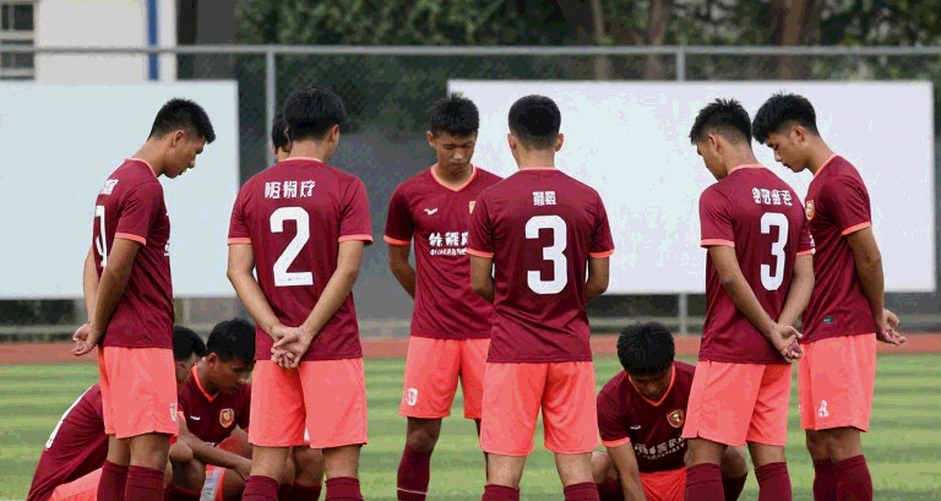 Musiala rời sân khởi động: Một ngôi sao trẻ, một giao thức y tế, và cú gãy trước tiếng còi khai cuộc của Klopp