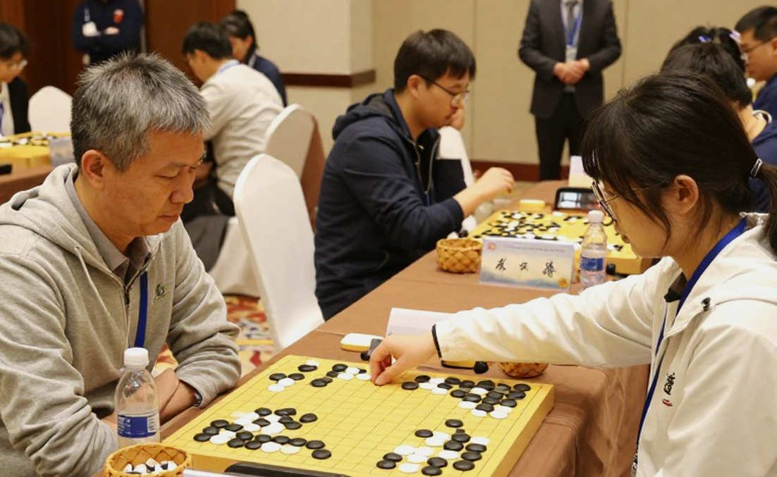 45.Rd1: Cô gái 19 tuổi từ chối nước hòa, đẩy ván cờ vào hỗn loạn ở vòng áp chót Olympiad cờ vua 2026 45.Rd1: Cô gái 19 tuổi từ chối nước hòa, đẩy ván cờ vào hỗn loạn ở vòng áp chót Olympiad cờ vua 2026