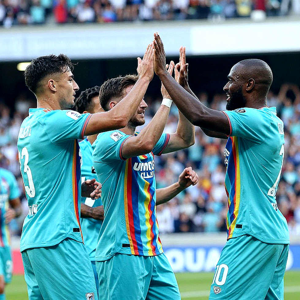 Wembley, phút thứ hai và cách làng bóng đá toàn cầu phong vương cho một thiếu niên