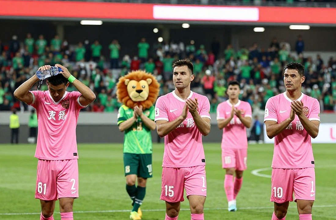 Ko Itakura và bài toán tháng Giêng: Asian Cup, đứa con đầu lòng và chữ ký chưa khô Ko Itakura và bài toán tháng Giêng: Asian Cup, đứa con đầu lòng và chữ ký chưa khô